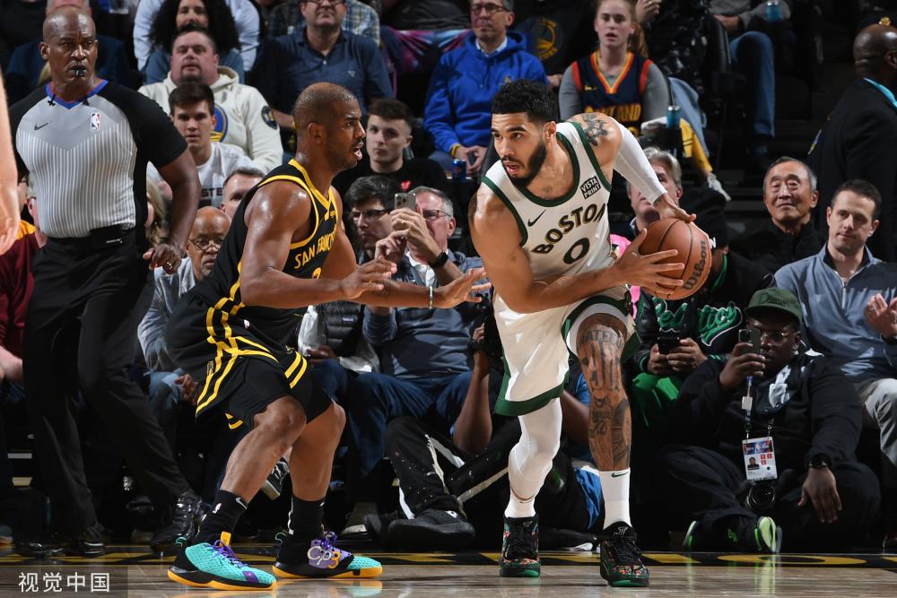 通过足球使 通过足球使